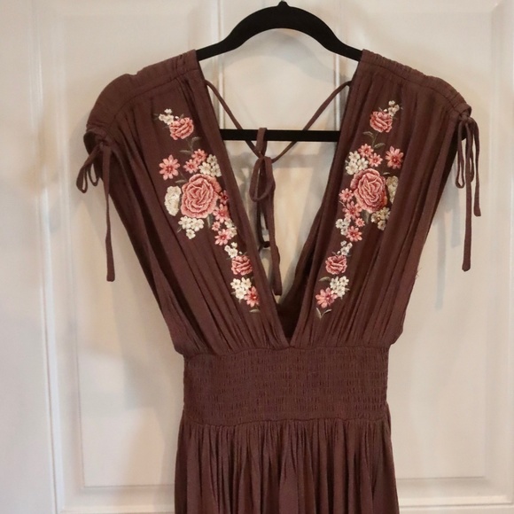 FOREVER 21 Deep V-Neck & Back Woven Dress NWT - Picture 2 of 9